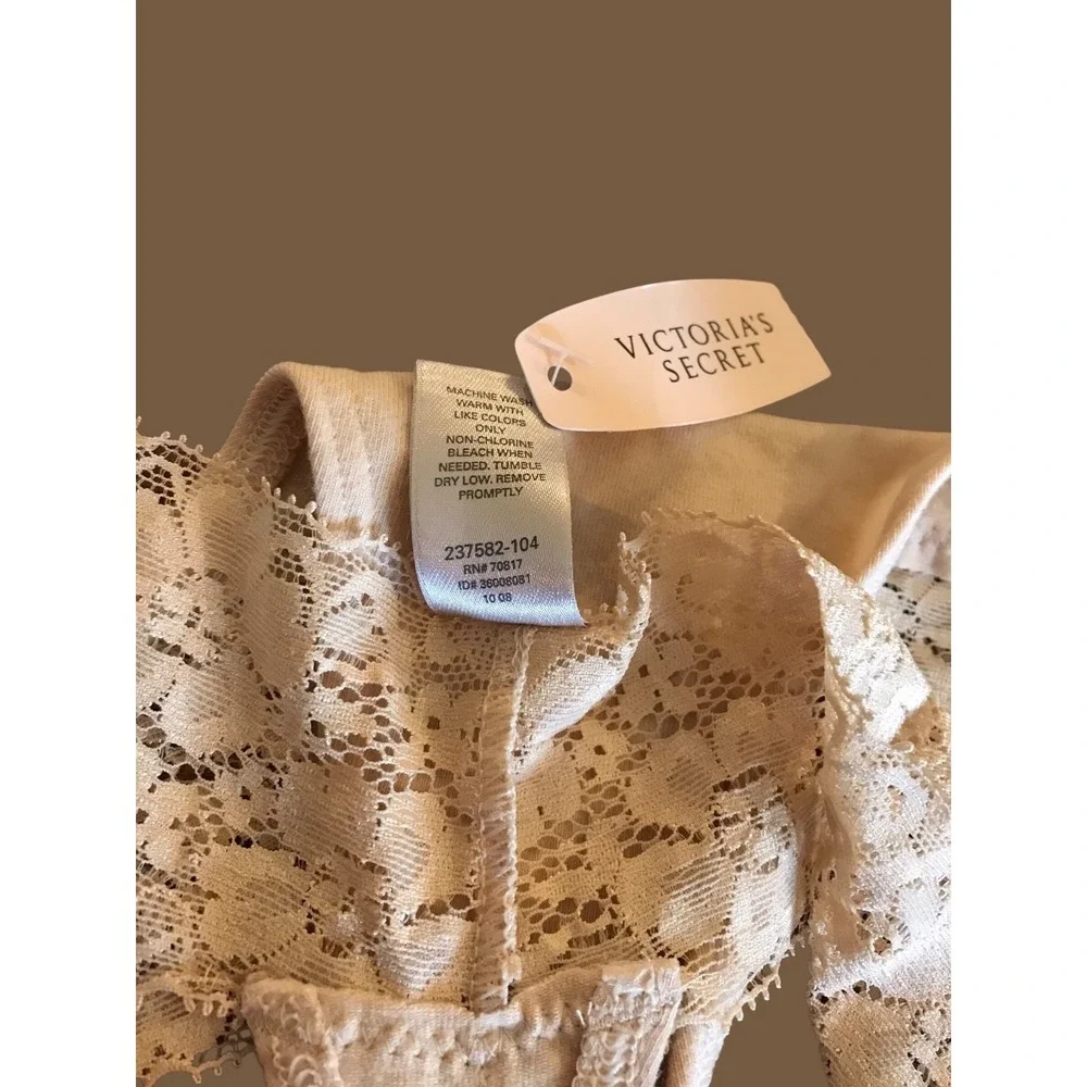 VINTAGE NWT Victoria's Secret  Cotton Lace Waist extra Low-Rise Thong‎ Panties M